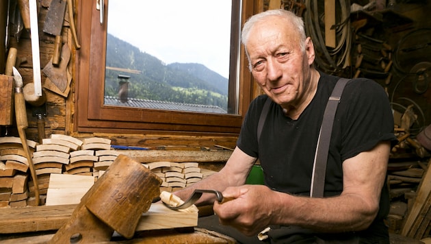 Jeder Handgriff sitzt: Jakob Nesensohn ist einer der letzten Küfer in Vorarlberg. (Bild: Mathis Fotografie)