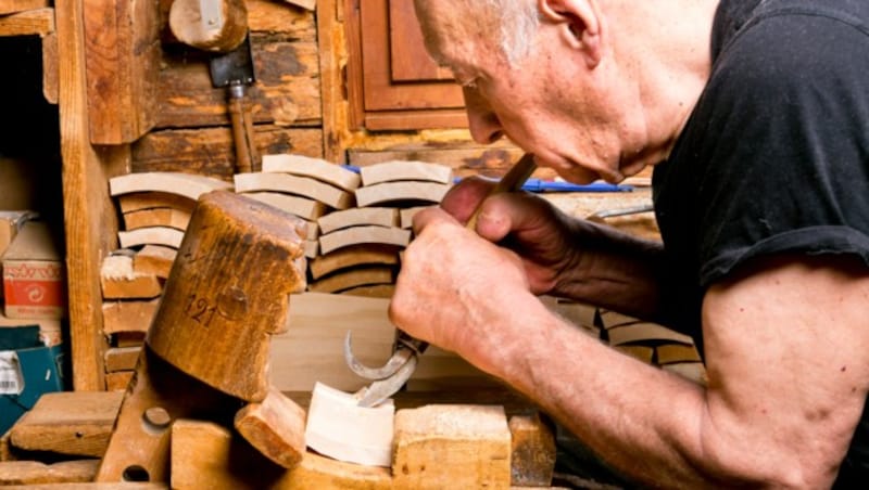 Jakob Nesensohn bei der Arbeit in seiner Werkstatt. (Bild: Mathis Fotografie)