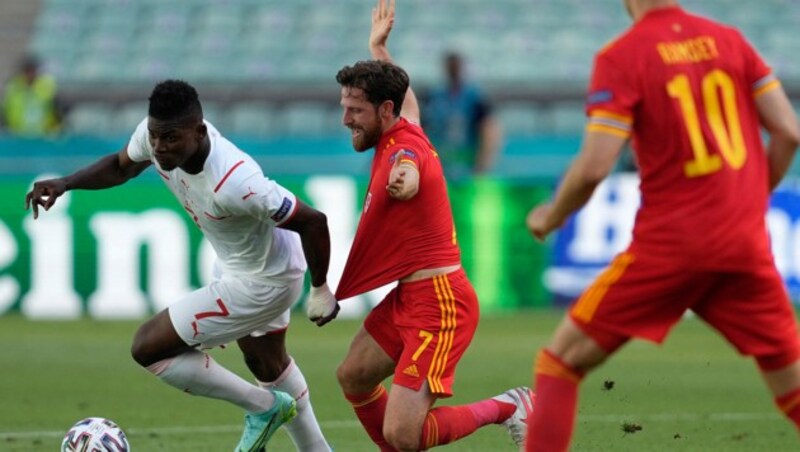 Breel Embolo (L) gedeckt von Joe Allen (C). (Bild: AFP)