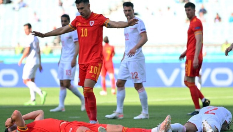 Kieffer Moore (L) und Kevin Mbabu (C) nach einem Zweikampf auf dem Boden. (Bild: AFP)