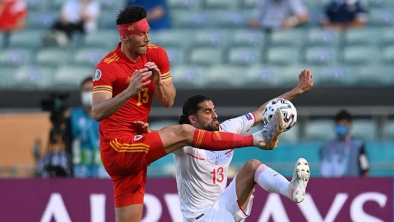 Kieffer Moore (L) gegen Ricardo Rodriguez (Bild: AFP)