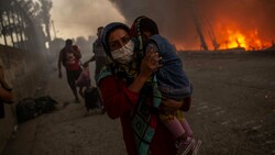 Aus dem brennenden Lager flüchtende Asylwerber im September 2020 (Bild: APA/AFP/ANGELOS TZORTZINIS)