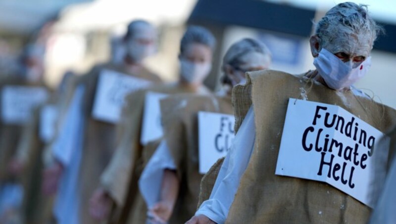 Protestierende Klimaschützer in Cornwall (Bild: AP)