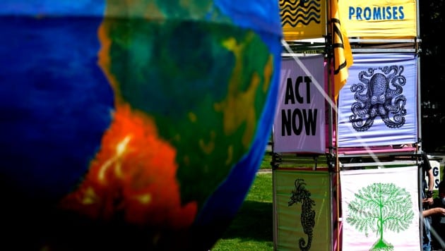 Klimaschützerprotest am Rande des G7-Gipfels in Cornwall (Bild: AP)