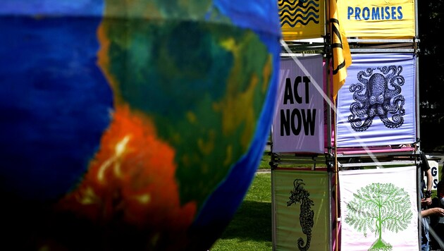 Klimaschützerprotest am Rande des G7-Gipfels in Cornwall (Bild: AP)