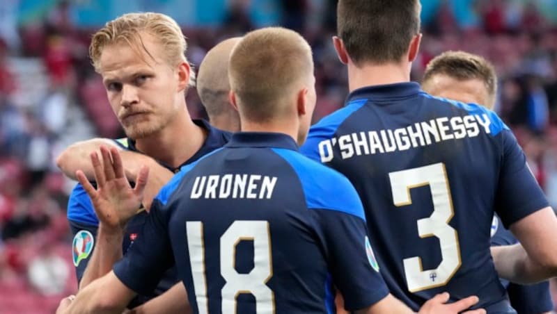 Finland's Joel Pohjanpalo, left, celebrates after scoring his side's opening goal during the Euro 2020 soccer championship group B match between Denmark and Finland at Parken stadium in Copenhagen, Saturday, June 12, 2021. (AP Photo/Martin Meissner, Pool) (Bild: Copyright 2021 The Associated Press. All rights reserved)