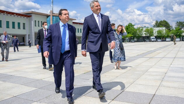 Innenminister Karl Nehammer (ÖVP) (r.) und der griechische Migrationsminister Notis Mitarakis (l.) (Bild: APA/BMI/JÜRGEN MAKOWECZ)