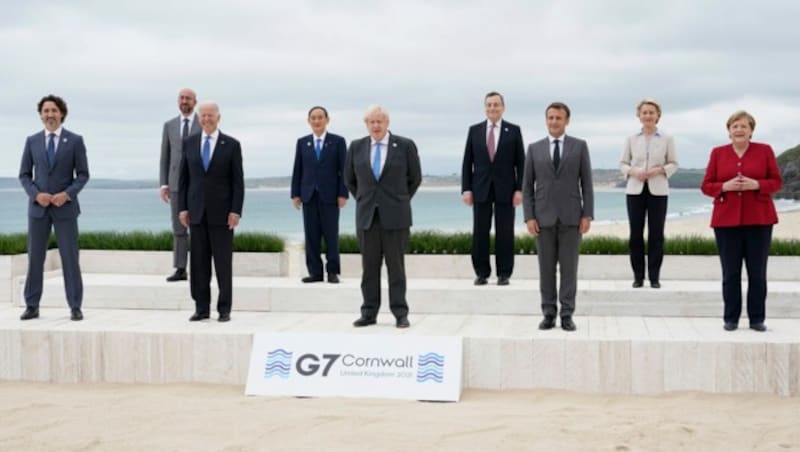 Die Staats- und Regierungschefs der G7 (Kanada, USA, japan, Großbritannien, Italien, Frankreich und Deutschland) zusammen mit den EU-Spitzen am Strand von Carbis Bay in Cornwall. (Bild: AP)
