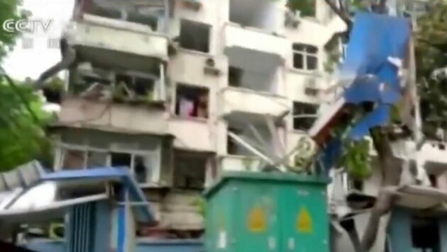 Bei einer Explosion in einem Wohnkomplex in China sind mindestens zwölf Menschen getötet worden. (Bild: Screenshot Twitter)