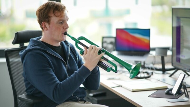 fun.music-IT-Mitgründer Christoph Huber wird zum Parade-Testkunden der eigenen Entwicklung. Der 27-Jährige lernt seit zwei Monaten Trompete - und das von Null weg. (Bild: Markus Wenzel)