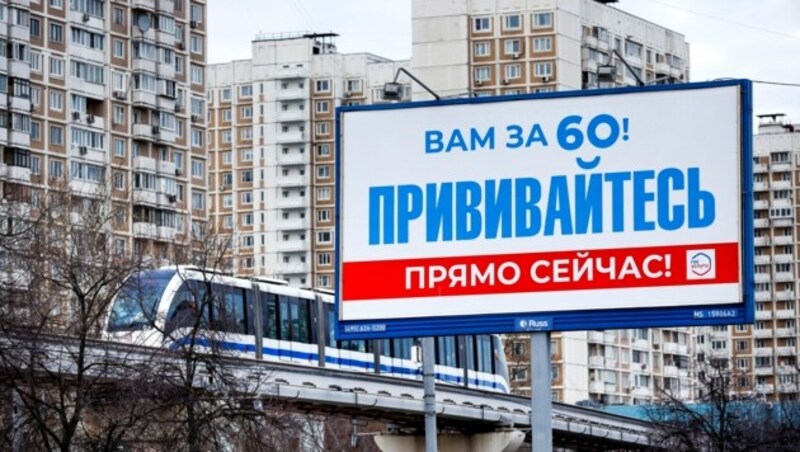 „Sie sind über 60! Lassen Sie sich sofort impfen!“, steht auf dieser Werbefläche in Moskau. (Bild: AP)