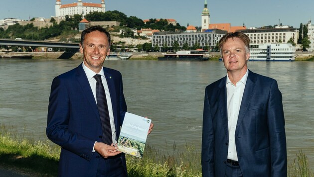 Landesrat Danninger und NÖ-Werber Duscher: „Wir wollen künftig mit Partnern in der Slowakei noch vernetzter zusammenarbeiten.“ (Bild: Peter Frolo)