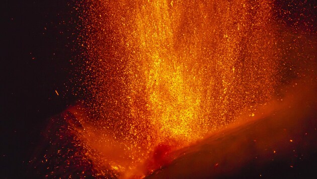 Nach der letzten Eruption Ende Mai ist der Ätna nun wieder ausgebrochen. (Symbolbild) (Bild: AP)