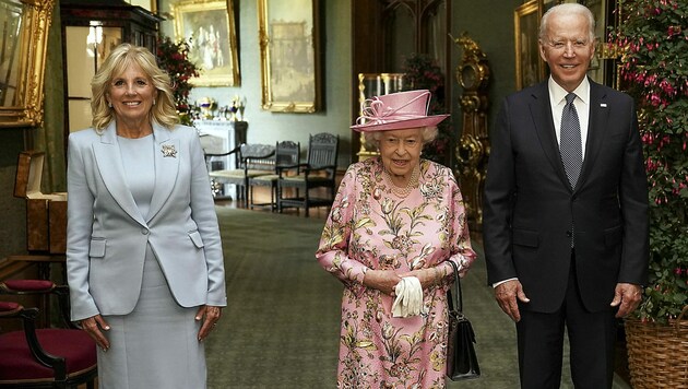 Königin Elizabeth II. empfing das First Couple zum Tee auf Schloss Windsor. (Bild: AP)