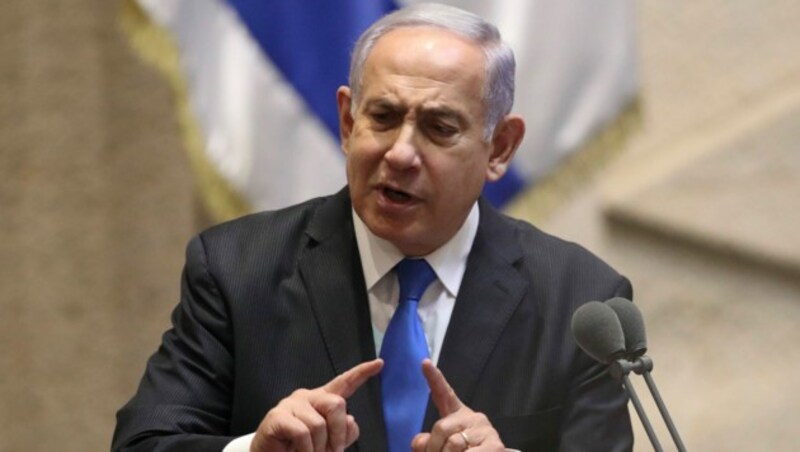 „Wir kommen bald wieder“, versichert der entmachtete Premier Benjamin Netanyahu. (Bild: AP)