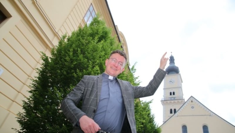 Dort oben im Turm der Markuskirche begrüßt Pfarrer Christoph Kranicki den Künstler Heimo Luxbacher, der religiöse Werke schaffen will. (Bild: Hronek Eveline)
