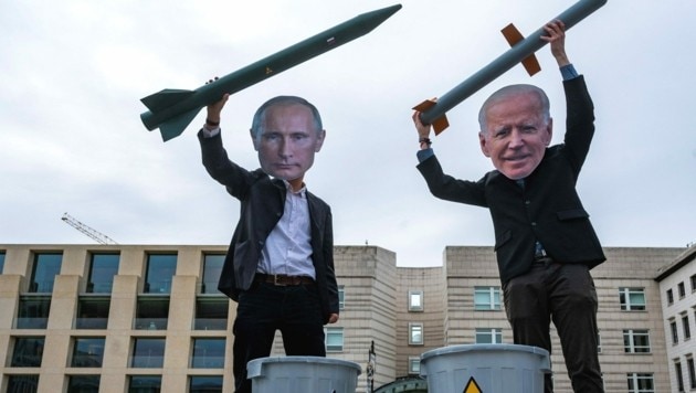 Friedensaktivisten protestieren gegen die immer noch großen Arsenale an Atomwaffen auf der Welt. (Bild: AFP/John MACDOUGALL)