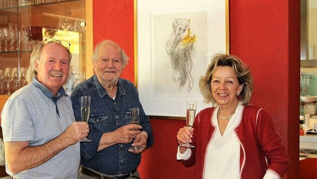 Günther Stecher (li.) und seine Frau Annaliese nehmen Künstler Rudi Wach und sein Werk in ihre Mitte (Bild: Clemens Stecher)