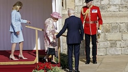 Jill und Joe Biden bei der Queen (Bild: APA/Arthur Edwards/Pool via AP)
