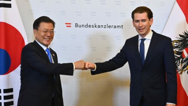 Kanzler Kurz empfing den südkoreanischen Präsidenten mit dem klassischen Corona-Faustgruß. (Bild: APA/AFP/Joe Klamar)