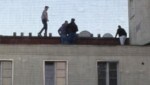 Auf dem Dach genießen die jungen Männer nicht nur den Blick über Wien. (Bild: zVg)