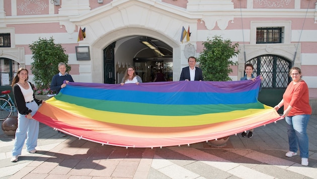 SP-Stadtchef Matthias Stadler (3. v. re.) setzte mit dem Hissen der Regenbogenfahne ein Zeichen der Solidarität. (Bild: Josef Vorlaufer)