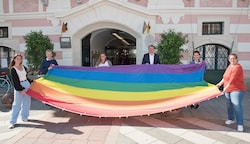 SP-Stadtchef Matthias Stadler (3. v. re.) setzte mit dem Hissen der Regenbogenfahne ein Zeichen der Solidarität. (Bild: Josef Vorlaufer)
