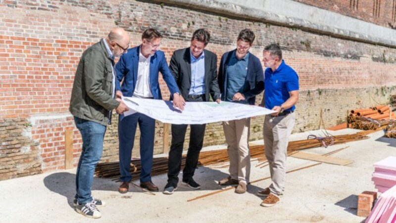 Baustellen-Rundgang: Architekt Bernd Pürstl, Holding-Vorstandsdirektor Gert Heigl, Stadtbaudirektor Bertram Werle, Hochbaureferat-Leiter Martin Bukovski und Holding-Grünraum-Leiter Martin Nigitz (v. l.). (Bild: achtzigzehn/Hinterleitner)