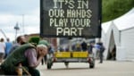 "Wir haben es in der Hand - spiele deine Rolle", steht auf diesem Schild vor einem Corona-Impfzentrum in Bolton bei Manchester. (Bild: ASSOCIATED PRESS)