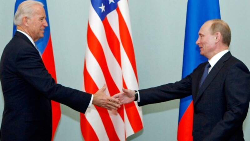 2011: Der damalige US-Vizepräsident Biden trifft Putin in Moskau. (Bild: ASSOCIATED PRESS)