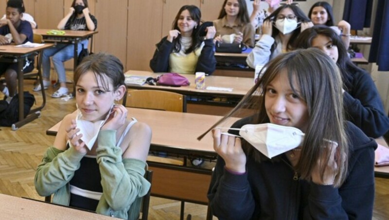 Diese Wiener Schüler sind froh, dass sie die Maske abnehmen dürfen, (Bild: APA/HANS PUNZ)