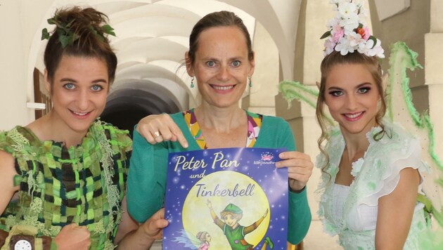Die Intendantin Nina Blum (Mitte) mit Peter Pan und Tinkerbell. (Bild: Jauschowetz Christian)