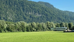 Jener Bereich am Innufer in Kufstein, wo am Montag die Leiche des Ermordeten entdeckt wurde (Bild: APA/zoom.tirol)