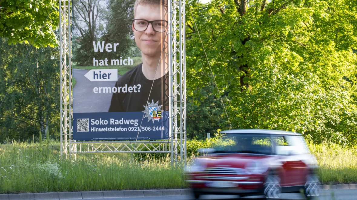 Mit diesem ungewöhnlichen Plakat sucht die Polizei in Bayreuth nach dem Mörder von Daniel W. (Bild: dpa/Polizei)