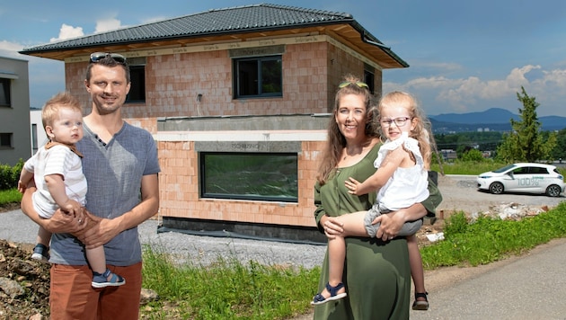 Raphael (1), Dieter (36), Sandra (33) und Valerie (4) können es kaum erwarten, im August in ihr neues Zuhause einzuziehen. (Bild: Gernot Gleiss)