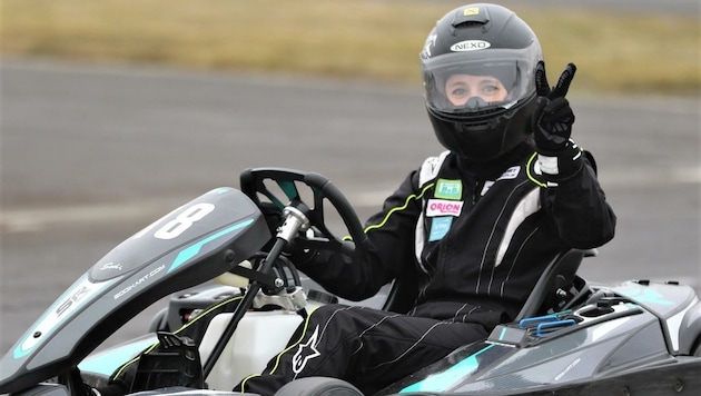 NASCAR-Rennfahrerin Alina Loibnegger zeigt mit Profi-Technik, wie flott und sicher sich die Runden in der Speedarena in Rechnitz drehen lassen. (Bild: motorsportaktiv)