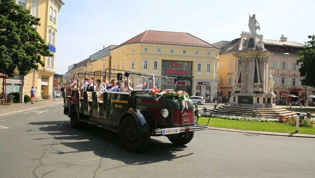 Mit dem Oldtimer-Bus durch die Klagenfurter Altstadt. (Bild: Hronek Eveline)