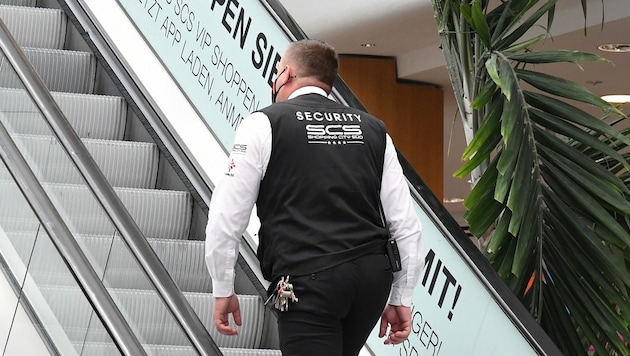 Das Sicherheitspersonal erhält mit 1. Jänner mehr Lohn (Symbolbild). (Bild: P. Huber)