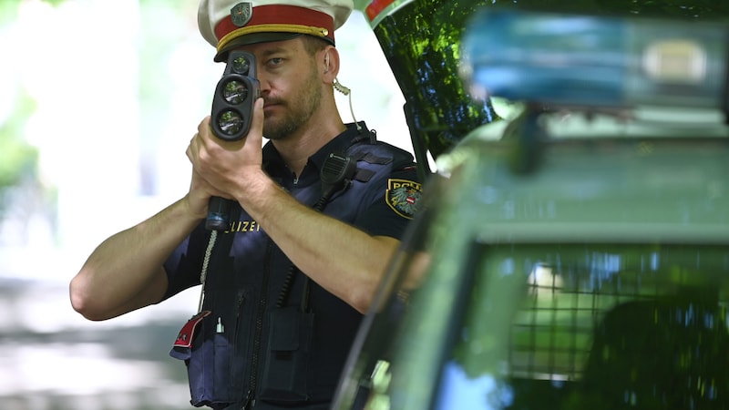 Speziell bei aggressivem Fluchtverhalten sollen die neuen Tools die Anhaltung von Fahrzeugen ohne Gefahr für die Allgemeinheit, aber auch für den Lenker ermöglichen (Symbolbild). (Bild: APA/BARBARA GINDL)