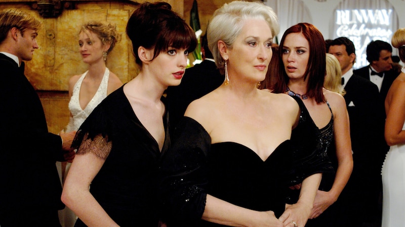 Anne Hathaway és Meryl Streep Az ördög Pradát visel című filmben. (Bild: mptv / picturedesk.com)