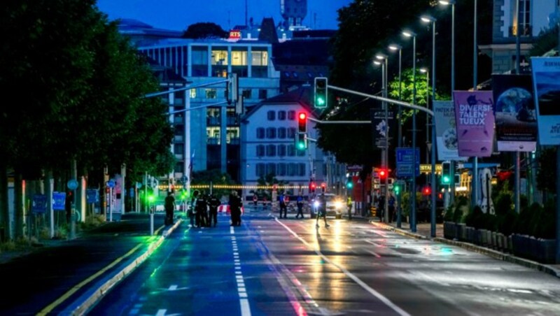 Aufgrund der strengen Sicherheitsvorkehrungen sperrt die Polizei zahlreiche Straßen in Genf ab. (Bild: AP)