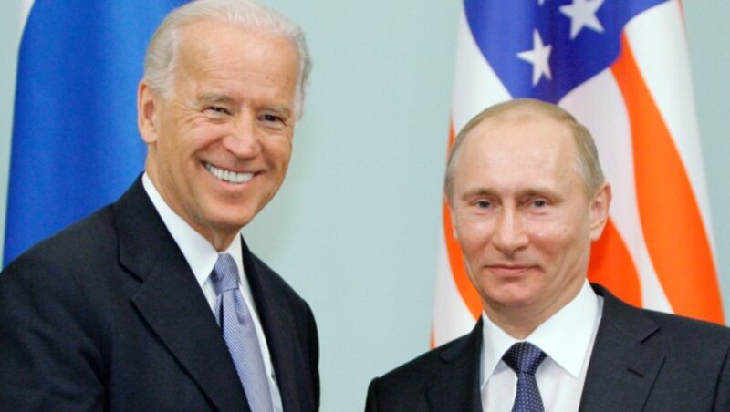 Dieses Foto aus dem März 2011 zeigt den damaligen US-Vizepräsidenten Joe Biden mit Russlands Langzeit-Präsident Wladimir Putin. (Bild: AP)