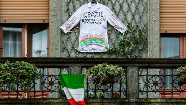Ein Einwohner Codognos hängte diese Botschaft am Balkon auf: „Danke, mein Herz ist bei euch.“ (Bild: AFP )