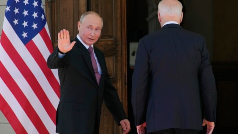 Wladimir Putin und Joe Biden beim Treffen in Genf (Bild: AP)