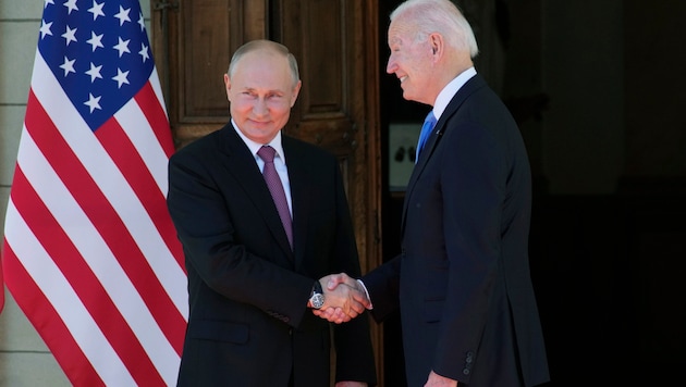 Vlagyimir Putyin és Joe Biden kezet fognak egy 2021-es orosz-amerikai csúcstalálkozón. (Bild: AP)