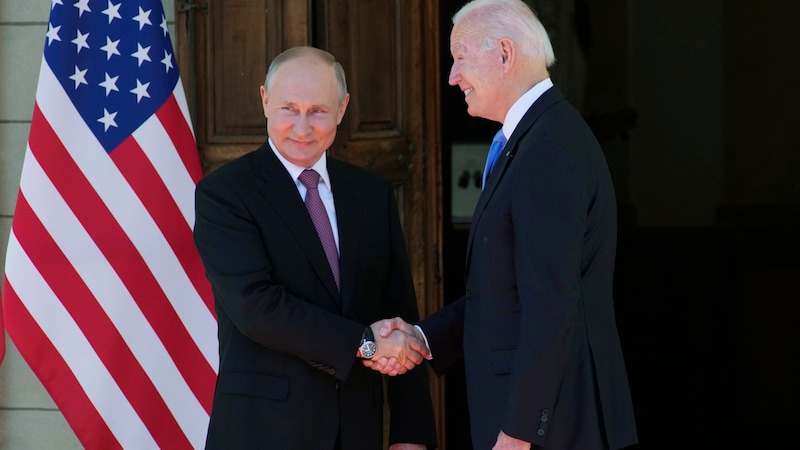 Wladimir Putin und Joe Biden bei einem Gipfel in Genf (Bild: AP)