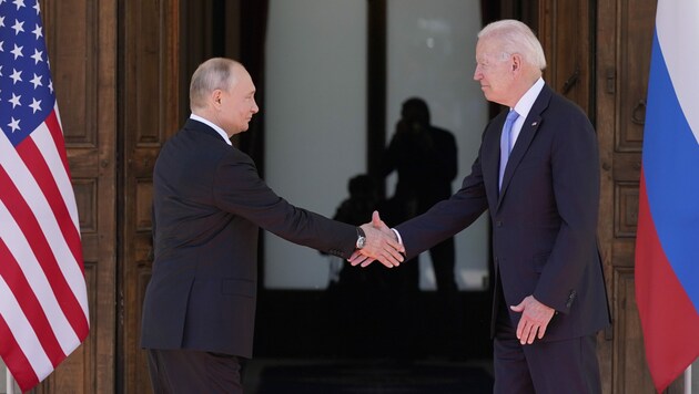 Die Positionen von Wladimir Putin und Joe Biden driften teils deutlich auseinander. (Bild: AP)