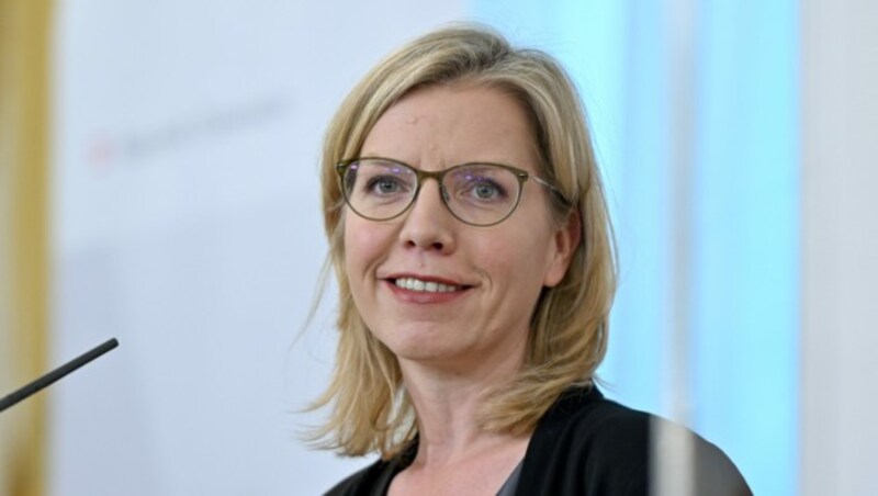 Umweltministerin Leonore Gewessler verhandelt mit einigen Bundesländern noch die Details. (Bild: APA/HERBERT NEUBAUER)