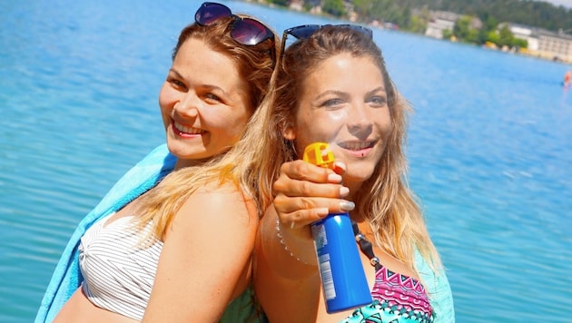 Madeleine und Melanie haben sich am Klopeiner See mit Sonnencreme bewaffnet. Juchuu, der Sommer bleibt! (Bild: Evelyn Hronek/Kamerawerk)