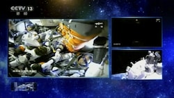 Die chinesischen Astronauten im Raumschiff auf dem Weg zur Raumstation (Bild: CCTV)